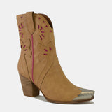 Stiefel mit Cut-out und Blumenstickerei