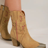 Stiefel mit Cut-out und Blumenstickerei